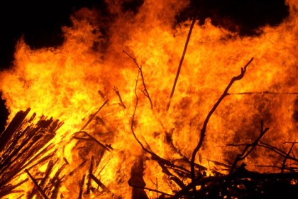 কিশোরগঞ্জে আগুনে একই বাড়ির ১০ ঘর পুড়ে ছাই