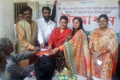 ফুলপুরে বিনামূল্যে কৃষি উপকরণ বিতরণ

