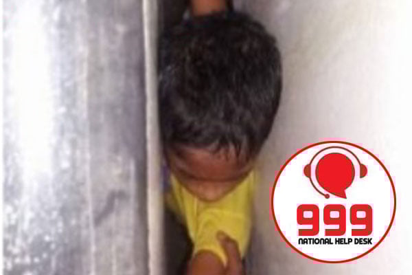 ৯৯৯-এ কল, দেয়ালে মাথা আটকে পড়া স্কুলছাত্রকে উদ্ধার