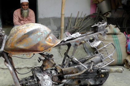 ফুলবাড়ীতে ভয়াবহ অগ্নিকাণ্ডে ৪ ঘর পুড়ে ছাই


