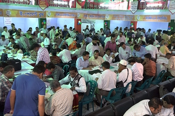 ছুটির দিনে কর মেলায় উপচেপড়া ভিড়, সময় বাড়ানোর দাবি