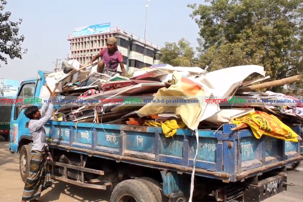 চাঁপাইনবাবগঞ্জে নির্বাচনী ব্যানার-বিলবোর্ড অপসারণ অব্যাহত