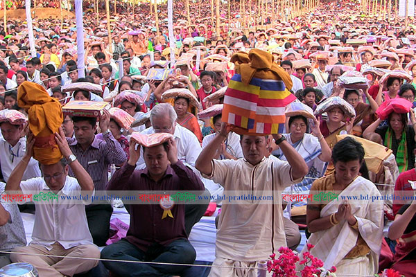 লাখো পুণ্যার্থীর শ্রদ্ধায় সিক্ত রাঙামাটির ভিক্ষু সংঘ