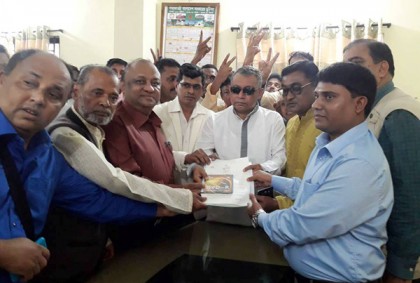 নোয়াখালী-৫ আসনে ওবায়দুল কাদেরের পক্ষে মনোনয়নপত্র সংগ্রহ

