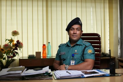 সঞ্চালক নিজের ভূমিকায় না থেকে বক্তার ভূমিকায় কেন?