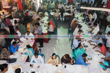 বরিশালের আয়কর মেলায় উপচে পড়া ভীড়