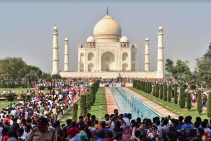 'নামাজে' তাজমহলের পবিত্রতা নষ্ট, তাই শুদ্ধিকরণ করতে 'আরতি'! ভারতে তোলপাড়