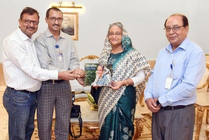 'শেখ হাসিনা: বাংলাদেশের স্বপ্নসারথি' সংবাদচিত্র প্রদর্শনীর বিশেষ প্রকাশনা হস্তান্তর 