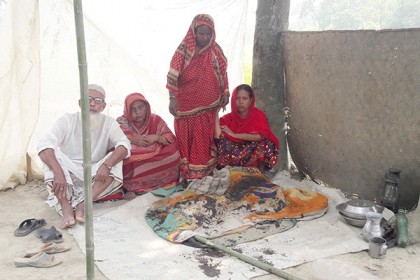 ‘বসত ভিটায় থাইক্কা স্বামী সংসার লইয়া মরবার চাই’ 