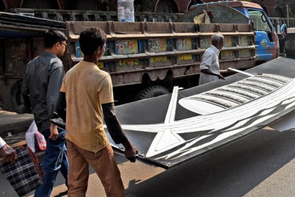 বগুড়ার ১২ উপজেলায় বিলবোর্ড-পোস্টার অপসারণ 

