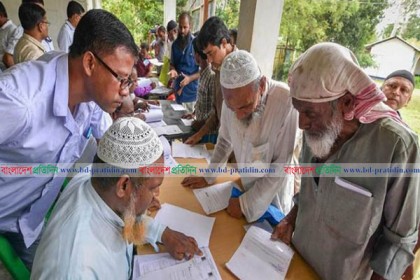 আসামে এনআরসি থেকে বাদ ৪০ লাখ, আবেদন সাড়ে ৪ লাখ! 