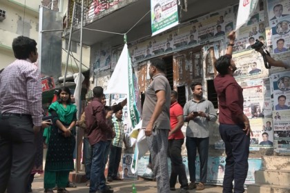 বরিশালে অবৈধ নির্বাচনী প্রচারণা সামগ্রী অপসারণ চলছে

