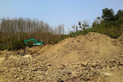বান্দরবানের আলীকদমে পাহাড় কেটে ইটভাটা


