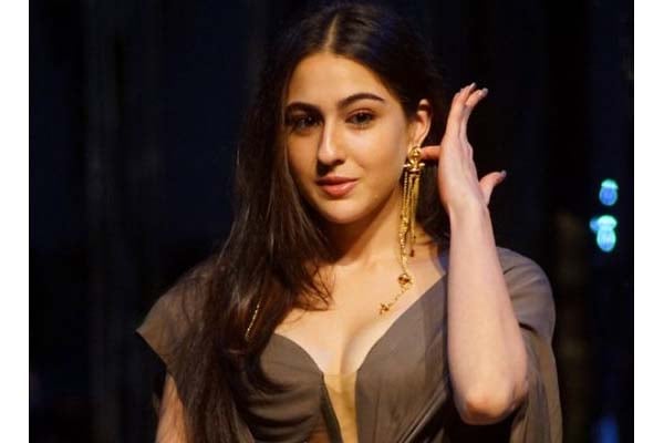 বলিউডে অভিষেকের অপেক্ষায় সাইফ কন্যা সারা
