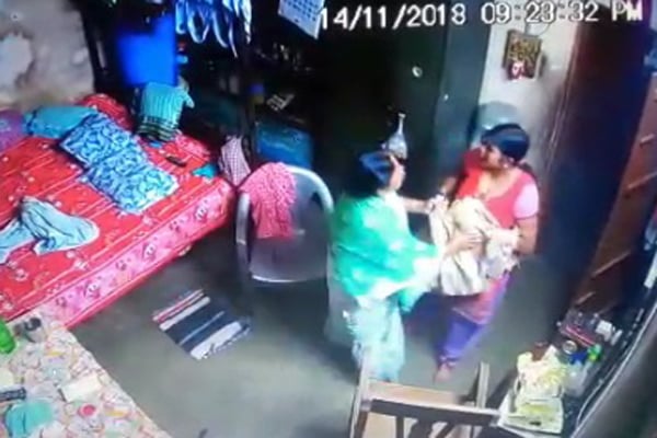 সম্পত্তি নিয়ে ঝগড়া, শাশুড়িকে পেটালো পুত্রবধূ (ভিডিও)
