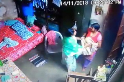 সম্পত্তি নিয়ে ঝগড়া, শাশুড়িকে পেটালো পুত্রবধূ (ভিডিও)