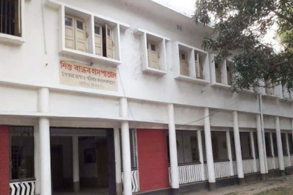 পার্বতীপুরে ৪ লাখ মানুষের সেবায় হাসপাতালের দুই জন চিকিৎসক!

