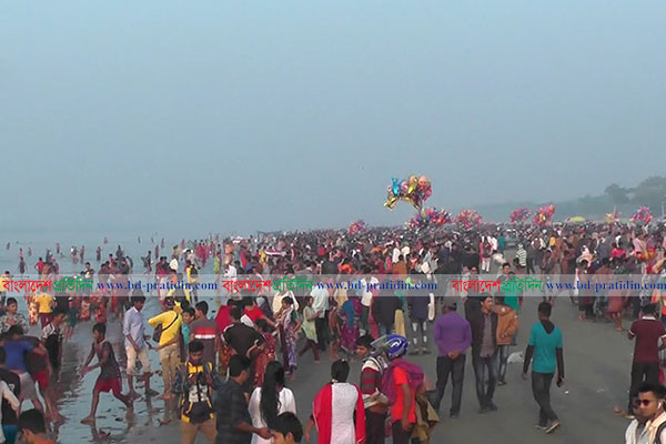 কুয়াকাটায় পুণ্যার্থীদের ঢল, শেষ হল রাস মেলা