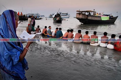 পুণ্যস্নানের মধ্য দিয়ে শেষ হল দুবলার চরের রাস উৎসব