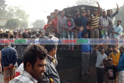 বিরল কাঞ্চন জংশনে যাত্রা বিরতির দাবিতে ট্রেন অবরোধ