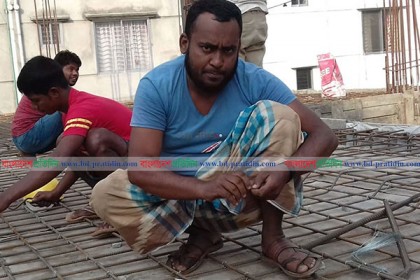 বেতনহীন ১৮ বছর! শিক্ষকতা ছেড়ে নির্মাণ শ্রমিক হলেন মাহবুব