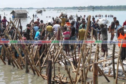 সাতক্ষীরায় বেঁড়িবাধ ভেঙ্গে ২ গ্রাম ও শতাধিক মৎস্য ঘের প্লাবিত