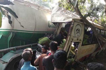 বড়াইগ্রামে বাস-ট্রাকের সংঘর্ষে নিহত ২

