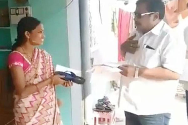 ভোট চেয়ে বাড়ি বাড়ি গিয়ে জুতা বিলি!