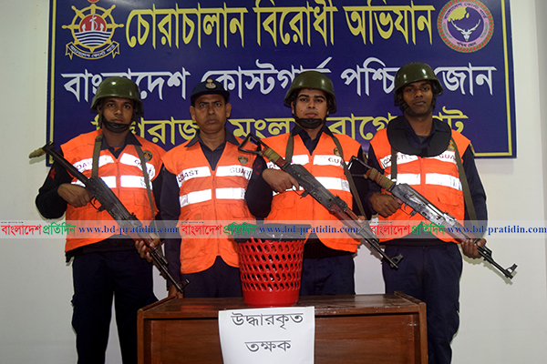 বাগেরহাটে বিরল প্রজাতির দুটি তক্ষক উদ্ধার