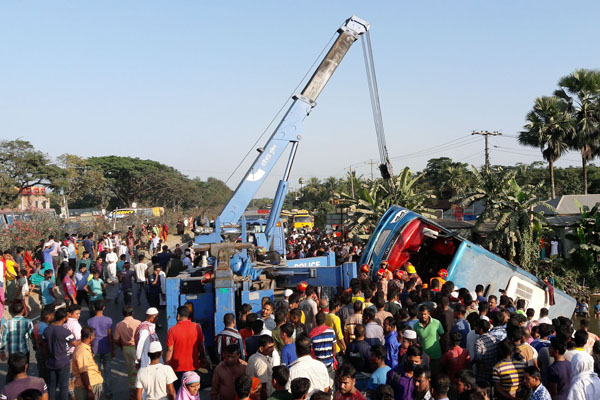 কুমিল্লায় যাত্রীবাহী বাস খাদে পড়ে নিহত ১ 

