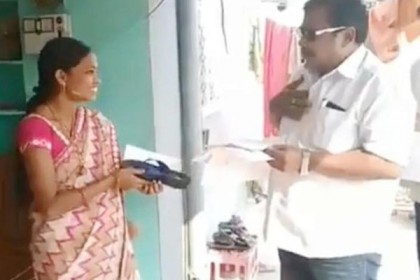 ভোট চেয়ে বাড়ি বাড়ি গিয়ে জুতা বিলি!