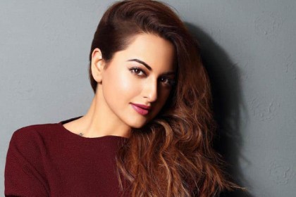 অর্থ প্রতারণায় অভিযুক্ত সোনাক্ষী