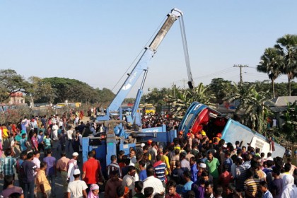 কুমিল্লায় যাত্রীবাহী বাস খাদে পড়ে নিহত ১ 


