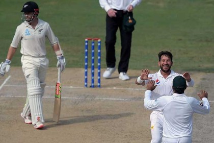 পাকিস্তানের বিপক্ষে ইনিংস হার এড়াতে লড়ছে নিউজিল্যান্ড