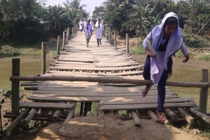 ২০ গ্রামের মানুষের দাবি একটি ব্রিজ