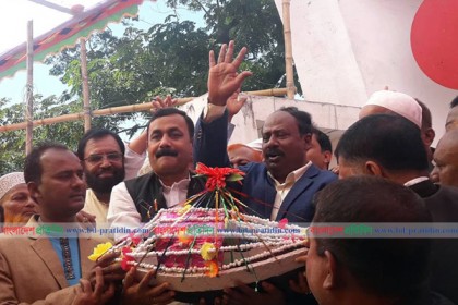 বরিশালে ৫ শতাধিক বিএনপি নেতাকর্মীর আওয়ামী লীগে যোগদান