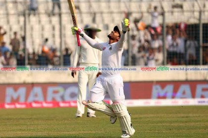 দুটি মাইলফলকের সামনে মুশফিক