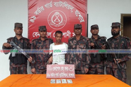 বেনাপোলে ৪০,০০০ ডলার ও ফেন্সিডিলসহ আটক ৩