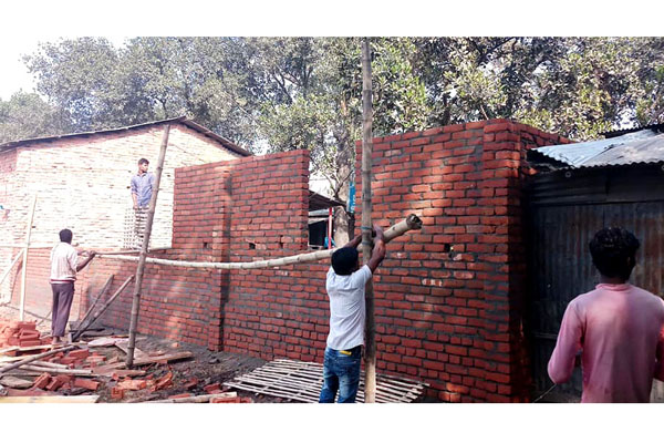 প্রশাসনের নির্দেশ উপেক্ষা করে চলছে হাটের জমিতে নির্মাণ!