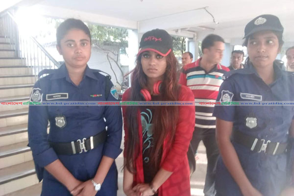 কক্সবাজার বিমানবন্দরে ইয়াবাসহ তরুণী আটক