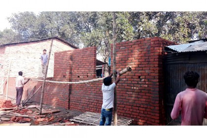 প্রশাসনের নির্দেশ উপেক্ষা করে চলছে হাটের জমিতে নির্মাণ!