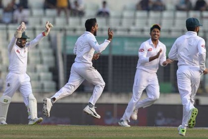 প্রথম পাঁচ ব্যাটসম্যানকে বোল্ড করে ইতিহাসের পাতায় বাংলাদেশ