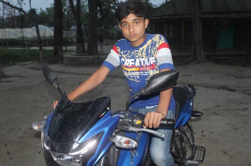 বান্ধবীকে নিয়ে অশ্লীল কথাই কাল হল স্কুলছাত্র অনির 