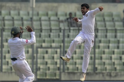মিরাজের ক্যারিয়ার সেরা বোলিং