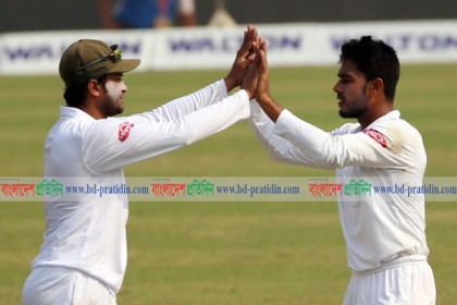 ফলোঅন করতে নেমেও ক্যারিবীয় শিবিরে বিপর্যয় 