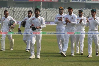 প্রথমবারের মত ফলো অন করানোর স্বাদ পেল বাংলাদেশ