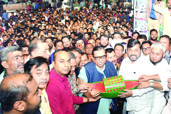 মেননের হাতে নৌকা তুলে দিলেন সম্রাট