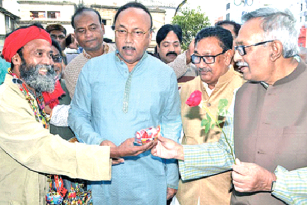 ফুল নিয়ে মাঠে বাদশা-লিটন