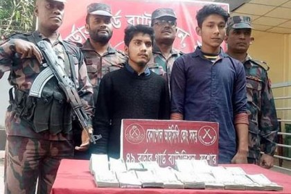 বেনাপোলে ১৬ লাখ টাকাসহ আটক ২

