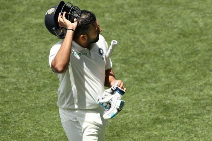 দায়িত্বজ্ঞানহীন শট খেলে সমালোচনার মুখে রোহিত শর্মা